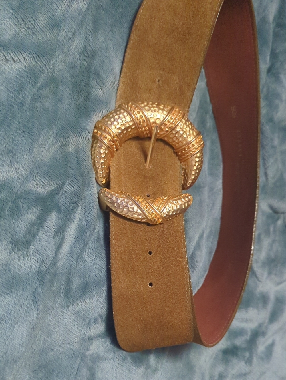 33-Gold-Tone Snake Buckle Suede Belt. Small suze. Pre-loved